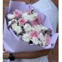 Букет из розовых роз, хризантем и статицы