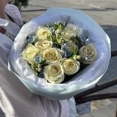Букет из белых роз с незабудками Букет из белых роз с незабудками