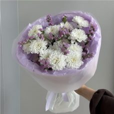 Букет из хризантем и статицы Букет из хризантем и статицы