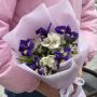 Букет с ирисами и альстромерией