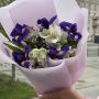 Букет с ирисами и альстромерией