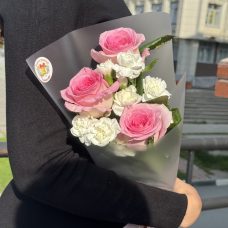 Букет из роз и кустовых гвоздик 1 сентября Букет из роз и кустовых гвоздик 1 сентября