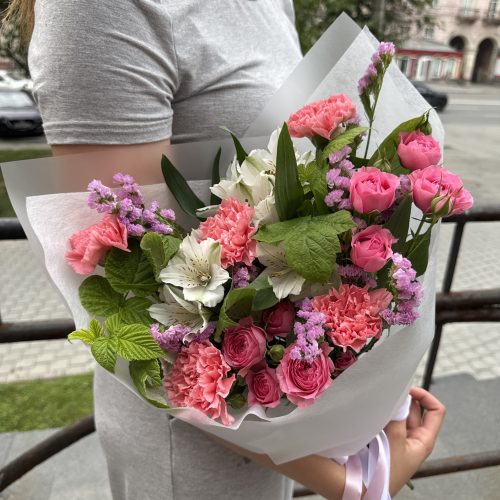 Букет "Ягодный" из гвоздик,статицы и альстромерии Букет "Ягодный" из гвоздик,статицы и альстромерии