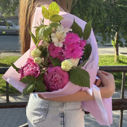 Букет Малинки из пионов и малины