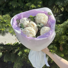 Букет белые пионы с эвкалиптом