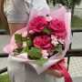 Букет из французских роз и кустовых диантусов Букет из французских роз и кустовых диантусов