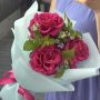 Букет из французских роз, оксипеталума и малины Букет из французских роз, оксипеталума и малины