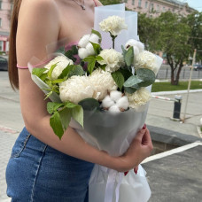 Букет "Белый сад" из пионов и диантусов