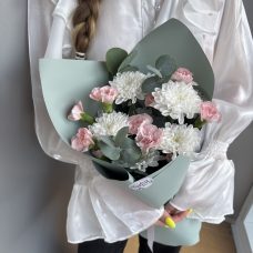 Букет "Привет школа" из хризантем и кустовых гвоздик Букет "Привет школа" из хризантем и кустовых гвоздик