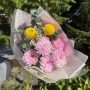 Букет хризантем с ромашкой и эрингиумом Букет хризантем с ромашкой и эрингиумом
