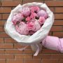 Букет из пионов и кустовых диантусов Букет из пионов и кустовых диантусов