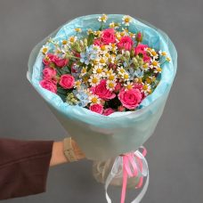 Букет из кустовых роз, ромашек и оксипеталума Букет из кустовых роз, ромашек и оксипеталума