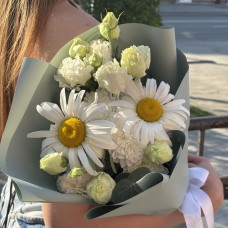 Букет из ромашек и эустомы