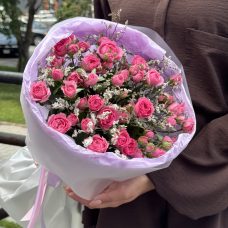 Букет из 5 кустовых роз с лимониумом Букет из 5 кустовых роз с лимониумом
