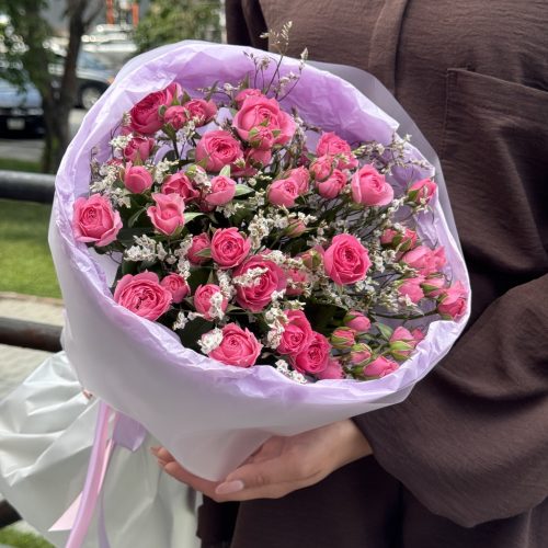 Букет из 5 кустовых роз с лимониумом Букет из 5 кустовых роз с лимониумом