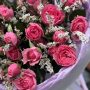Букет из 5 кустовых роз с лимониумом Букет из 5 кустовых роз с лимониумом