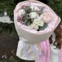 Букет с пионом, эустомой и хризантемой «Влюбленность»
