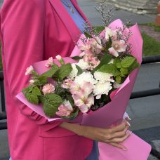 Букет с альстромерией и малиной Букет с альстромерией и малиной