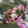 Букет с альстромерией и малиной Букет с альстромерией и малиной