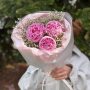 Букет цветов из пионов Сара с белым лимониумом