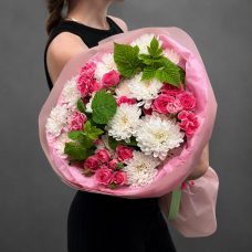 Букет из кустовых роз, диантусов и хризантем Букет из кустовых роз, диантусов и хризантем