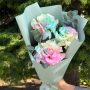 Букет из 3 радужных роз с эвкалиптом