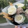 Букет из белых роз и озотамнуса Букет из белых роз и озотамнуса
