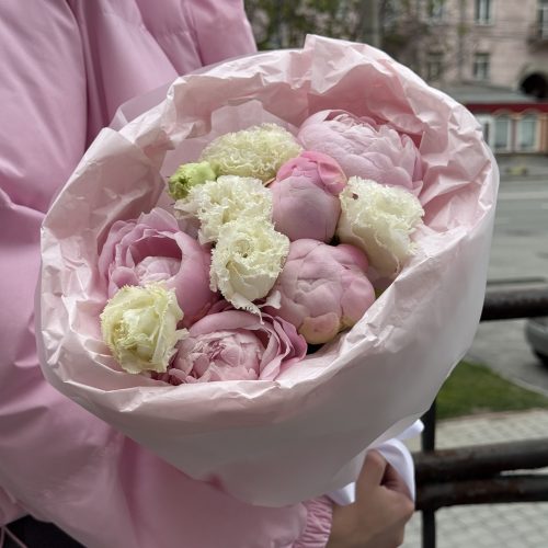 Букет из пионов и эустомы Букет из пионов и эустомы