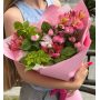 Букет с альстромерией, малиной и пионом